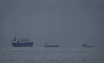 Nave cargo și petroliere în Strâmtoarea Ormuz