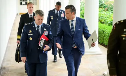 Șeful Pentagonului Pete Hegseth (dreapta) și generalul Dan Caine Șeful Pentagonului Pete Hegseth (dreapta) și generalul Dan Caine