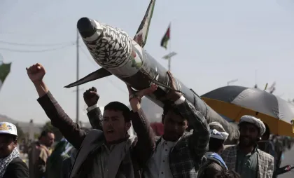 Suporteri houthi cu o machetă de rachetă la un protest din Yemen contra Israelului Suporteri houthi cu o machetă de rachetă la un protest din Yemen contra Israelului