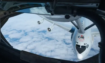 O aeronavă de comandă E-3 „Sentry”, fotografiată în timpul unei realimentări în timpul zborului