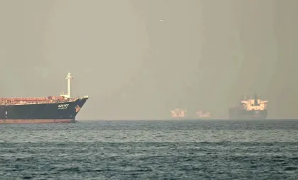 Petroliere și nave cargo în apropierea Strâmtorii Ormuz Petroliere și nave cargo în apropierea Strâmtorii Ormuz