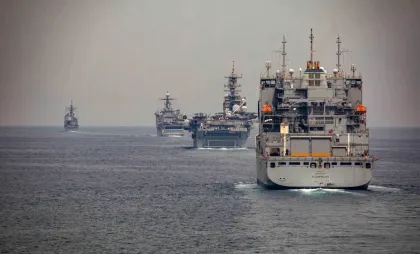 Nave în strâmtoarea Ormuz Nave în strâmtoarea Ormuz