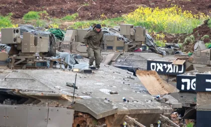 Soldat israelian pe un vehicul blindat Soldat israelian pe un vehicul blindat