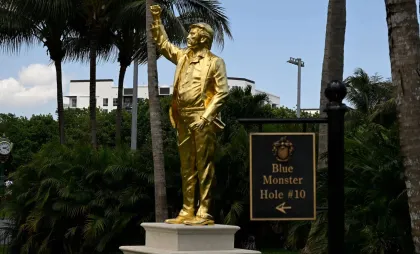 Statuie aurită a lui Donald Trump