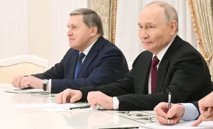  Iuri Ușakov și Vladimir Putin 
