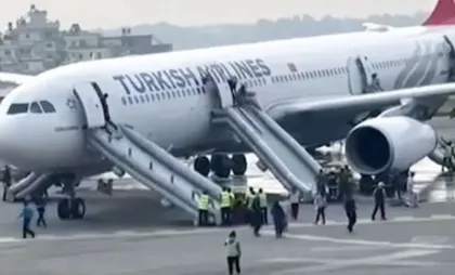 Momentul în care pasagerii coboară pe toboganele de evacuare Momentul în care pasagerii coboară pe toboganele de evacuare