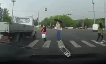 Nu a cedat trecerea pietonilor Nu a cedat trecerea pietonilor