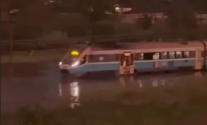 Tren care staționează din cauza precipitațiilor Tren care staționează din cauza precipitațiilor