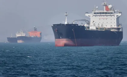 Petroliere la ancoră în Strâmtoarea Ormuz