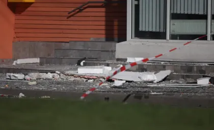 Bucăți de moloz în fața blocului lovit de dronă Bucăți de moloz în fața blocului lovit de dronă