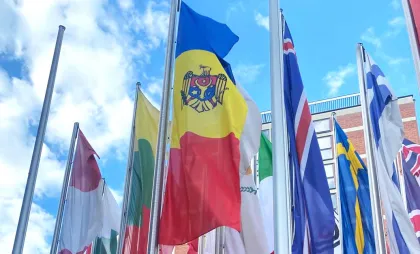Drapelul Republicii Moldova, arborat la sediul OEB Drapelul Republicii Moldova, arborat la sediul OEB