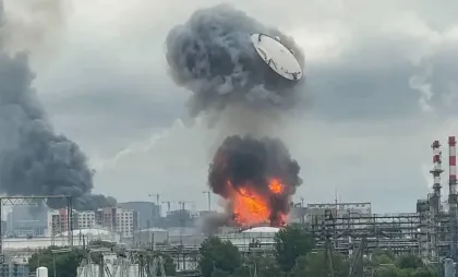Capacul unui depozit de petrol, aruncat în aer.
