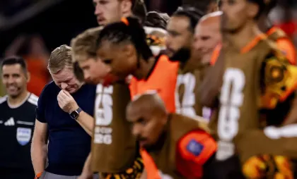Ronald Koeman, alături de fotbaliștii Olandei în timpul loviturilr de la 11m