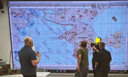 Experți militari ruși în fața unei hărți a Crimeei Experți militari ruși în fața unei hărți a Crimeei
