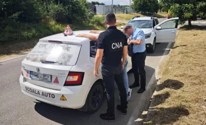 Instructor auto reținut