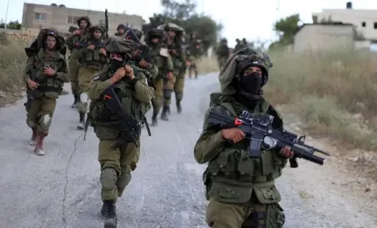 Soldați israelieni în satul Aroura din Cisiordania Soldați israelieni în satul Aroura din Cisiordania