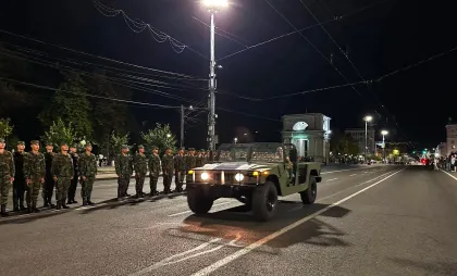 Antrenamentul comun pentru Parada din 27 august continuă în centrul Chișinăului: militarii și tehnica militară repetă defilarea - FOTO/VIDEO