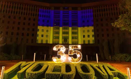 Clădirea Parlamentului, iluminată în culorile drapelului Ucrainei Clădirea Parlamentului, iluminată în culorile drapelului Ucrainei