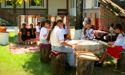 De la lada cu zestre la „a fi în trend”: cum s-au reinventat tradițiile moldovenești în cei 27 de ani de PRO TV și au ajuns din nou în atenția tinerei generații - VIDEO