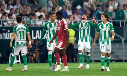 Jucătorii lui Betis celebrează marcarea golului Jucătorii lui Betis celebrează marcarea golului