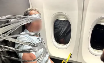 Pasager legat cu bandă adezivă Pasager legat cu bandă adezivă