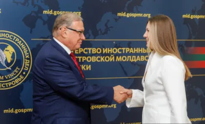 Persoană din stânga Nistrului a primit cetățenia rusă din mâna lui Oleg Ozerov Persoană din stânga Nistrului a primit cetățenia rusă din mâna lui Oleg Ozerov
