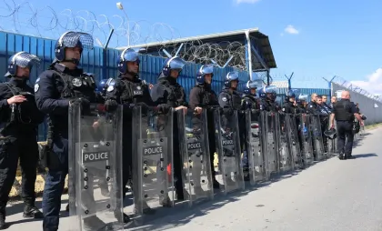 Poliția în fața sediului EULEX din Priștina