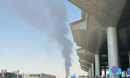 Un nor dens de fum care se ridică în apropierea Aeroportului Internațional King Khalid Un nor dens de fum care se ridică în apropierea Aeroportului Internațional King Khalid