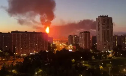 Rafinăria de Petrol din Moscova în flăcări Rafinăria de Petrol din Moscova în flăcări