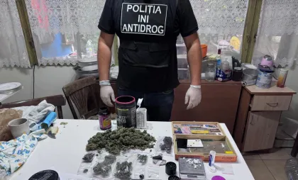 Ofițerii antidrog au descins cu percheziții
