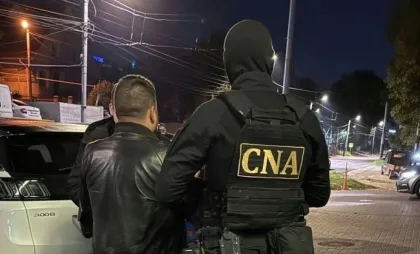 Instructor reținut Instructor reținut