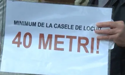 Protest în fața Primăriei Chișinău: locatarii cer oprirea lucrărilor la stadionul de la Liceul „Matei Basarab” și anularea acordului cu Petrocub: „Va fi permanent zgomot” - VIDEO