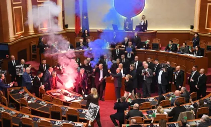 Fumigene în Parlamentul albanez Fumigene în Parlamentul albanez