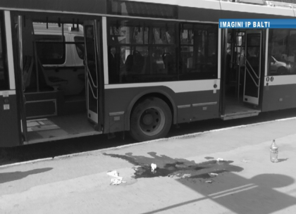 Accident teribil: Un barbat si-a prins o mana intre usile unui troleibuz, apoi a nimerit sub rotile vehicului si a murit - VIDEO Accident teribil: Un barbat si-a prins o mana intre usile unui troleibuz, apoi a nimerit sub rotile vehicului si a murit - VIDEO