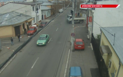 Imagini camera de supraveghere. Un biciclist din Romania, spulberat de un camion Imagini camera de supraveghere. Un biciclist din Romania, spulberat de un camion