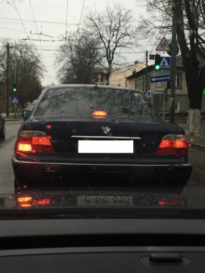 Si-a modificat intentionat numarul de inmatriculare? Ce apare pe placuta unui BMW. FOTO Si-a modificat intentionat numarul de inmatriculare? Ce apare pe placuta unui BMW. FOTO