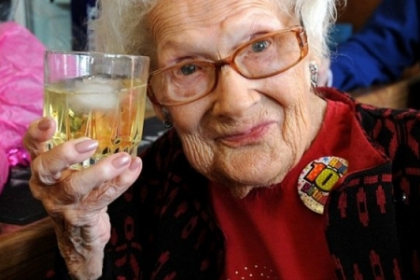 O femeie din Marea Britanie a ajuns la varsta de 100 de ani cu o gura de whisky si 15 tigari pe zi