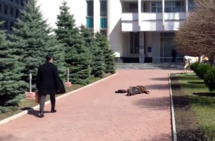 Un batran de 80 de ani a protestat culcat in fata ministerului Agriculturii! "O sa stau aici jos o saptamana" - VIDEO Un batran de 80 de ani a protestat culcat in fata ministerului Agriculturii! "O sa stau aici jos o saptamana" - VIDEO