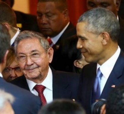 Moment istoric. Barack Obama si Raul Castro s-au salutat si si-au strans mana la Summitului Americilor. FOTO