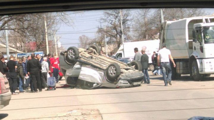 Accident la Balti. O soferita s-a rasturnat cu masina: In automobil era si un copil - FOTO
