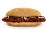 Cum arata McRib, readus in meniul McDonald\'s, inainte de a fi pus in farfuriile clientilor