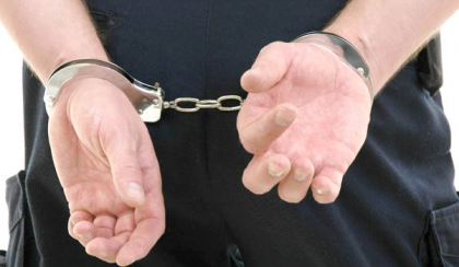 Doua mii de lei pentru a "acoperi" un furt. Un politist de sector si complicele acestuia, cercetati pentru corupere
