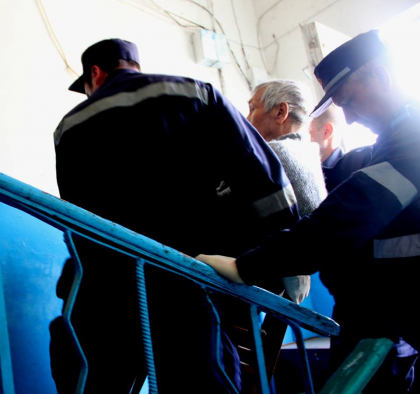 S-a intors acasa de la spital, dar nu a putut urca la etaj din cauza ca ii sunt afectate picioarele! Pompierii au sarit in ajutorul unui batran - VIDEO S-a intors acasa de la spital, dar nu a putut urca la etaj din cauza ca ii sunt afectate picioarele! Pompierii au sarit in ajutorul unui batran - VIDEO