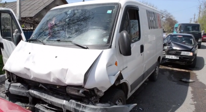 Accident cu implicarea a trei masini la Balti. Pompierii, chemati si ei pentru a impiedica izbucnirea unui incendiu - VIDEO Accident cu implicarea a trei masini la Balti. Pompierii, chemati si ei pentru a impiedica izbucnirea unui incendiu - VIDEO