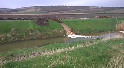 Dezastru ecologic la Hancesti. A aruncat deseurile de la fabrica direct in rau - VIDEO