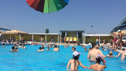 Inca o zi cu arsita. A patra zi de canicula aduce temperaturi infernale - 39 de grade la umbra. Orasenii s-au mutat la piscine - FOTO Inca o zi cu arsita. A patra zi de canicula aduce temperaturi infernale - 39 de grade la umbra. Orasenii s-au mutat la piscine - FOTO