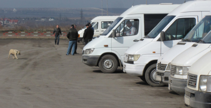 A doua zi de greva. Soferii de microbuze raman in continuare cu vehiculele in parcari A doua zi de greva. Soferii de microbuze raman in continuare cu vehiculele in parcari