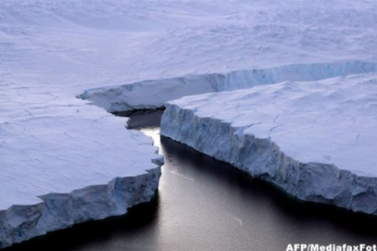 Un aisberg gigant, cat insula Singapore, s-a desprins din Antarctica si pune in pericol navele