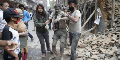 597 de morti dupa cutremurul de 7,9 pe scara Richter din Nepal. Seismul a despicat strazile in doua, iar sute de cladiri au devenit ruine