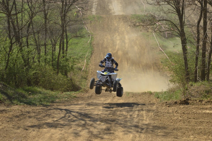 Zgomot de motoare si sarituri senzationale la Schinoasa. Motocislistii din Moldova si Ucraina, la un turneu de motocros Zgomot de motoare si sarituri senzationale la Schinoasa. Motocislistii din Moldova si Ucraina, la un turneu de motocros